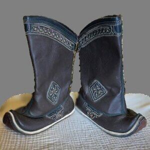 Unisex Mongolian style boots with embroidered ornaments